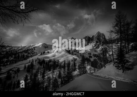 Schwarz-Weiß-Ansicht der schneebedeckten Hänge am Fuße der Dolomitengipfel Stockfoto