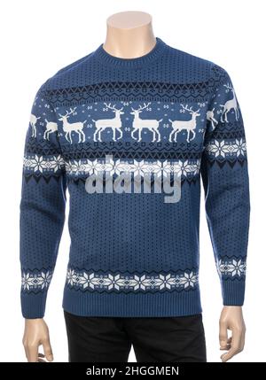 Bequemer und warmer Mann gestrickt skandinavischen Stil Wolle Rundhalspullover alias Ugly Christmas Pullover mit Hirsch und Selburose Ornament auf männliche Schaufensterq Stockfoto
