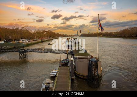 Albert Bridge, London die Albert Bridge ist eine Straßenbrücke über den Tideway der Themse, die Chelsea im Zentrum Londons am linken Ufer des Nordens verbindet Stockfoto