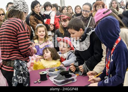 Karneval Aktivitäten für Kinder in einem Zelt auf dem Hauptplatz von Zamora, Spanien. Kinder machen Pirat Patches. Stockfoto