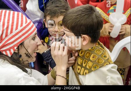 Karneval Aktivitäten für Kinder in einem Zelt auf dem Hauptplatz von Zamora, Spanien. Das Kind wird von einer als Pirat gekleideten Frau gebildet. Stockfoto