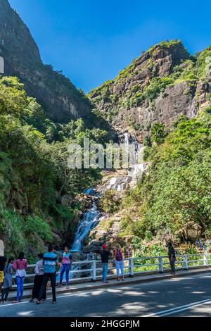 ELLA, SRI LANKA - 27. DEZEMBER 21: Langer Fluss des Ravana-Wasserfalls im Tal vom Berg Ella Rock in der Nähe von Ella, Sri Lanka, vertikal Stockfoto