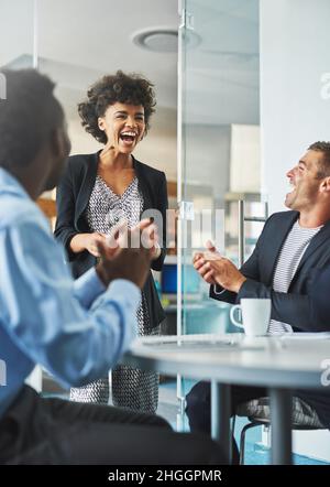 Lachen am Arbeitsplatz fördert Positivität und Produktivität Stockfoto