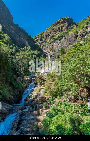 ELLA, SRI LANKA - 27. DEZEMBER 21: Langer Fluss des Ravana-Wasserfalls im Tal vom Berg Ella Rock in der Nähe von Ella, Sri Lanka, vertikal Stockfoto