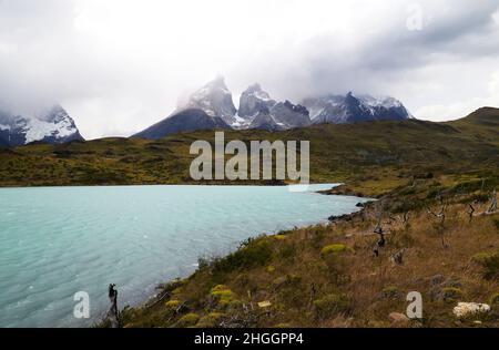 Landschaft des Torres del Paine NP mit dem Türkis des Lago Pehoe, Chile Stockfoto