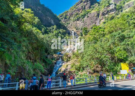 ELLA, SRI LANKA - 27. DEZEMBER 21: Langer Fluss des Ravana-Wasserfalls im Tal vom Berg Ella Rock bei Ella, Sri Lanka Stockfoto