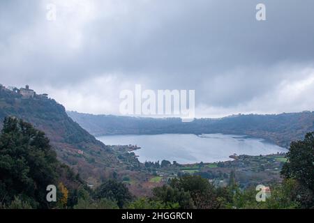 Blick auf den Nemi See, Rom, Italien vom Berg aus Stockfoto