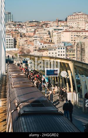 U-Bahn-Station Haliç, Zug am Bahnhof und Menschen auf dem Bahnsteig in istanbul Stockfoto
