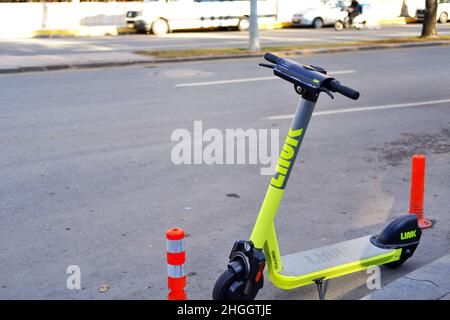 Geparkter Motorroller am Straßenrand in Ankara/Türkei Stockfoto