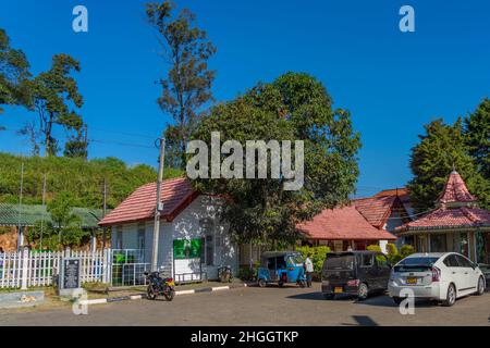 ELLA, SRI LANKA - 28,2021. DEZEMBER: Eingang des Bahnhofs in Ella mit Menschen, die auf den Zug warten Stockfoto