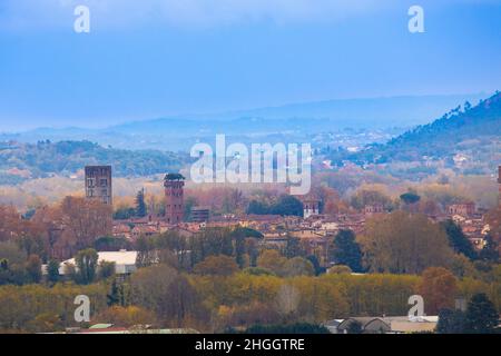 Blick auf die Stadt Lucca von Italien von der Spitze des Berges Stockfoto