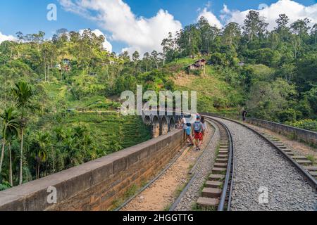 ELLA, SRI LANKA - DEZEMBER 27,2021: Ella neun Bogenbrücke, eine der berühmtesten Touristenattraktion Sri Lankas Stockfoto