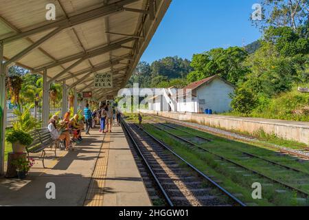 ELLA, SRI LANKA - DEZEMBER 28,2021: Bahnhof in Ella mit Menschen, die den Zug warten Stockfoto