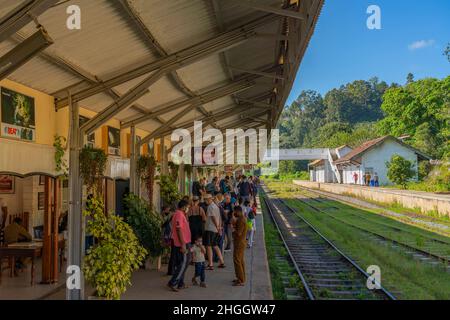 ELLA, SRI LANKA - DEZEMBER 28,2021: Bahnhof in Ella mit Menschen, die den Zug warten Stockfoto