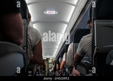 Niedrige Ansicht entlang des Ganges in der Kabine eines Aer Lingus Airbus A320-Flugzeugs. Stockfoto