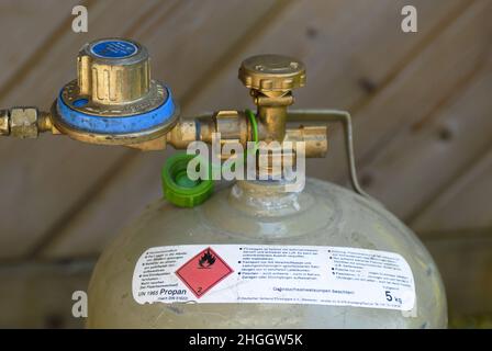 Regler und Gasflasche, Deutschland Stockfoto