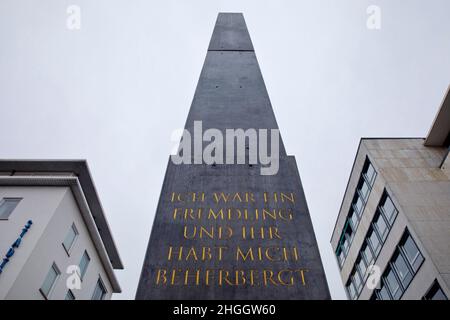 Kunstwerk Obelisk mit einem Zitat aus dem Matthäusevangelium, Florentiner Platz, Deutschland, Hessen, Kassel Stockfoto