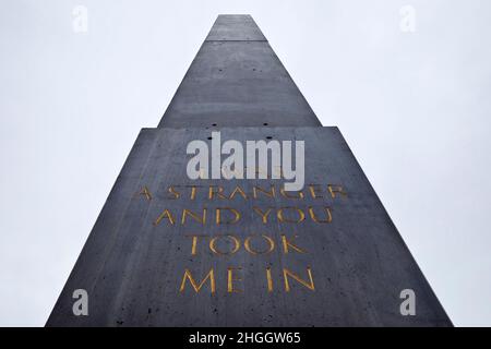 Kunstwerk Obelisk mit einem Zitat aus dem Matthäusevangelium, Florentiner Platz, Deutschland, Hessen, Kassel Stockfoto