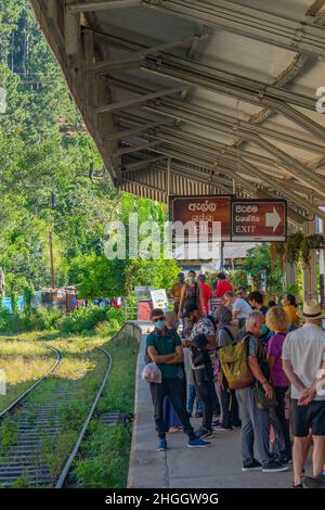 ELLA, SRI LANKA - DEZEMBER 28,2021: Bahnhof in Ella mit Menschen warten den Zug, vertikal Stockfoto