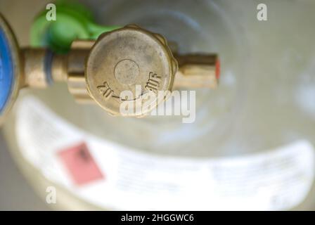 Regler und Gasflasche, Deutschland Stockfoto