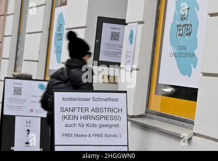 München, Deutschland. 21st Januar 2022. Eine Frau begibt sich in ein Corona-Testzentrum im Stadtteil Gärtnerplatz. Kredit: Peter Kneffel/dpa/Alamy Live Nachrichten Stockfoto