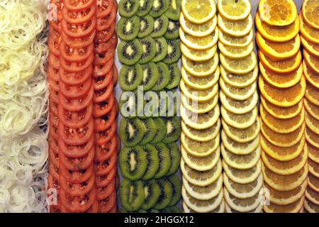 Verschiedene geschnittene, appetitliche Früchte und Gemüse Stockfoto