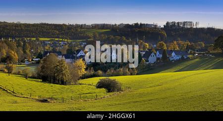 Panoramablick auf Rosenahl mit Kirche St.-Engelbert im Herbst, Deutschland, Nordrhein-Westfalen, Sauerland, Kierspe Stockfoto