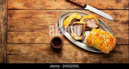 Englisches Gericht aus Rinderfilet in Blätterteig, gefüllt mit Pilzen. Wellington Meat Stockfoto