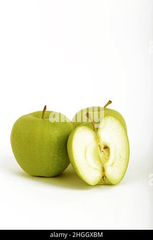 apfel (Malus domestica), zwei frische grüne Äpfel mit einem halbierten Apfel, Granny Smith Stockfoto