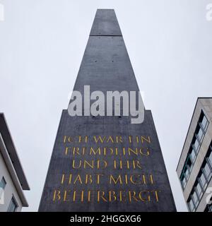 Kunstwerk Obelisk mit einem Zitat aus dem Matthäusevangelium, Florentiner Platz, Deutschland, Hessen, Kassel Stockfoto