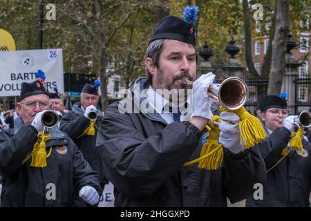 Nahaufnahme eines Mannes, der mit den Bugles & Drums der stedfast Association in der Lord Mayor’s Show 2021, Victoria Embankment, London, den Bugles bläst. Stockfoto