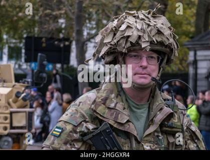 Nahaufnahme eines Mannes in Kampfausrüstung und Tarnhelm, der mit dem Royal Yeomanry Light Cavalry Army Reserve Regiment auf der Lord Mayor's Show 2021 marschiert. Stockfoto