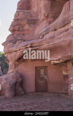 Petra Jordan, mit Schluchten, Höhlen, Wüstenlandschaft und Gebäuden, Gräbern und anderen Strukturen, die vor Jahrhunderten von den Nabatanern in den rosafarbenen Felsen gehauen wurden Stockfoto