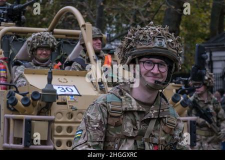 Nahaufnahme eines Mannes in Kampfausrüstung und Tarnhelm, der mit dem Royal Yeomanry Light Cavalry Army Reserve Regiment auf der Lord Mayor's Show 2021 marschiert. Stockfoto