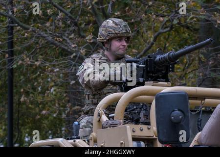 Mann mit Kampfgewehr in Kampfausrüstung fährt auf Jackal Aufklärungsfahrzeug. Royal Yeomanry Light Cavalry Army Reserve Regiment. Show des Oberbürgermeisters. Stockfoto