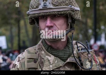 Nahaufnahme eines Mannes in Kampfausrüstung und Helm, der mit dem Royal Yeomanry Light Cavalry Army Reserve-Regiment auf der Lord Mayor's Show 2021 marschiert. Stockfoto