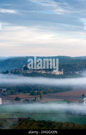 Nebliger Sonnenaufgang über dem Tal der Dordogne und den Gärten des Chateau Marqueyssac France Stockfoto