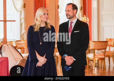 Oslo, Norwegen. 21st Januar 2022. Oslo 20220121.Kronprinzessin Mette-Marit und Kronprinz Haakon sind anwesend, als Prinzessin Ingrid Alexandra im Zusammenhang mit ihrem 18th. Geburtstag Deputationen erhält. Foto: Lise Aaserud/NTB Kredit: NTB Scanpix/Alamy Live News Stockfoto