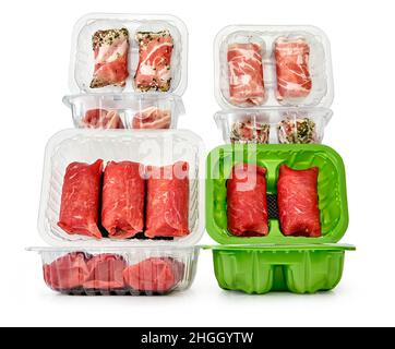 Verpackte Fleischstücke in einem Studio-Setting, isoliert auf Weiß. Stockfoto