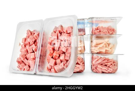 Verpackte Schinkenstücke in einem Studio-Setting, isoliert auf Weiß. Stockfoto