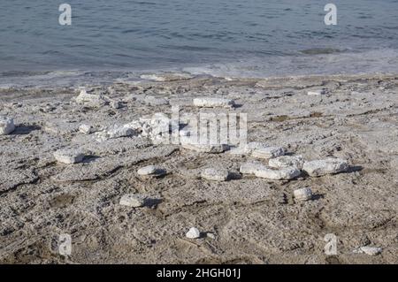 Salzformationen am Toten Meer in Jordanien, Naher Osten. Salzkristalle Salzwassersedimentation am niedrigsten Ort der Erde, dem niedrigsten See Stockfoto