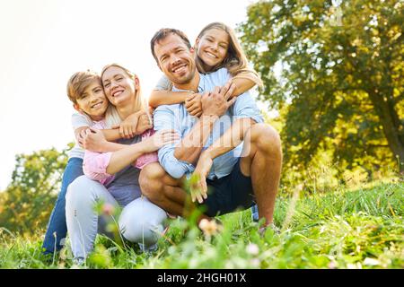 Glückliche Familie mit zwei Kindern geht auf Ausflug in die Natur im Sommerurlaub Stockfoto