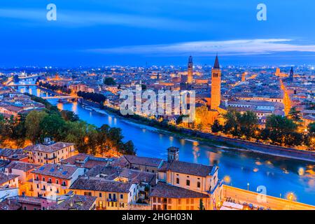 Verona, Italien. Blick auf die Altstadt von Verona und den Fluss Etsch in der Abenddämmerung. Stockfoto
