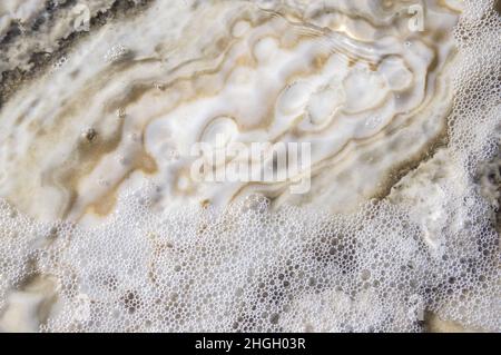 Salzformationen am Toten Meer in Jordanien, Naher Osten. Salzkristalle Salzwassersedimentation am niedrigsten Ort, dem niedrigsten See der Erde. Stockfoto