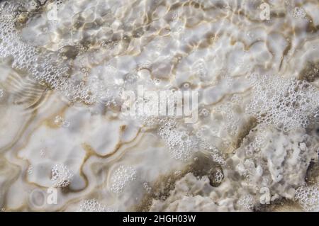 Salzformationen am Toten Meer in Jordanien, Naher Osten. Salzkristalle Salzwassersedimentation am niedrigsten Ort, dem niedrigsten See der Erde. Stockfoto