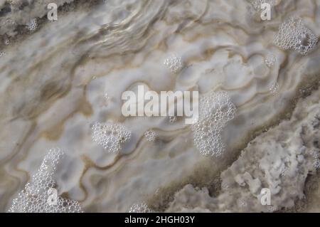 Salzformationen am Toten Meer in Jordanien, Naher Osten. Salzkristalle Salzwassersedimentation am niedrigsten Ort, dem niedrigsten See der Erde. Stockfoto