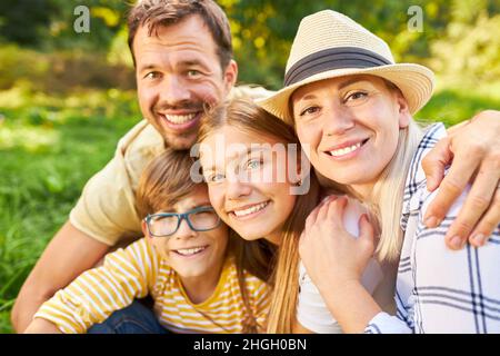 Glückliche Eltern und zwei Kinder als harmonische Familie im Sommerurlaub Stockfoto