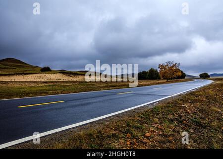 Leere Asphaltstraße Pflaster und Himmel Wolken an einem bewölkten Tag.Straße Bodenszene nach Regen. Stockfoto