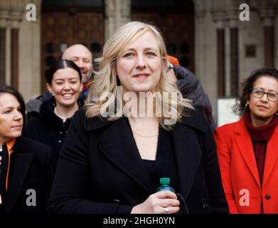 London, Großbritannien. 21st Januar 2022. Carole Cadwalladr kommt am letzten Tag des Verleumdungsfalls vor dem Hohen Gericht an, der von Arron Banks wegen Diffamierung erhoben wurde. Kredit: Mark Thomas/Alamy Live Nachrichten Stockfoto