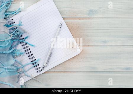 Leeres Notizbuch auf einer rustikalen Oberfläche Stockfoto
